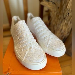 New with Box: Rocket Dog-Size 9M white eyelet ‘Jokes Shawnee’